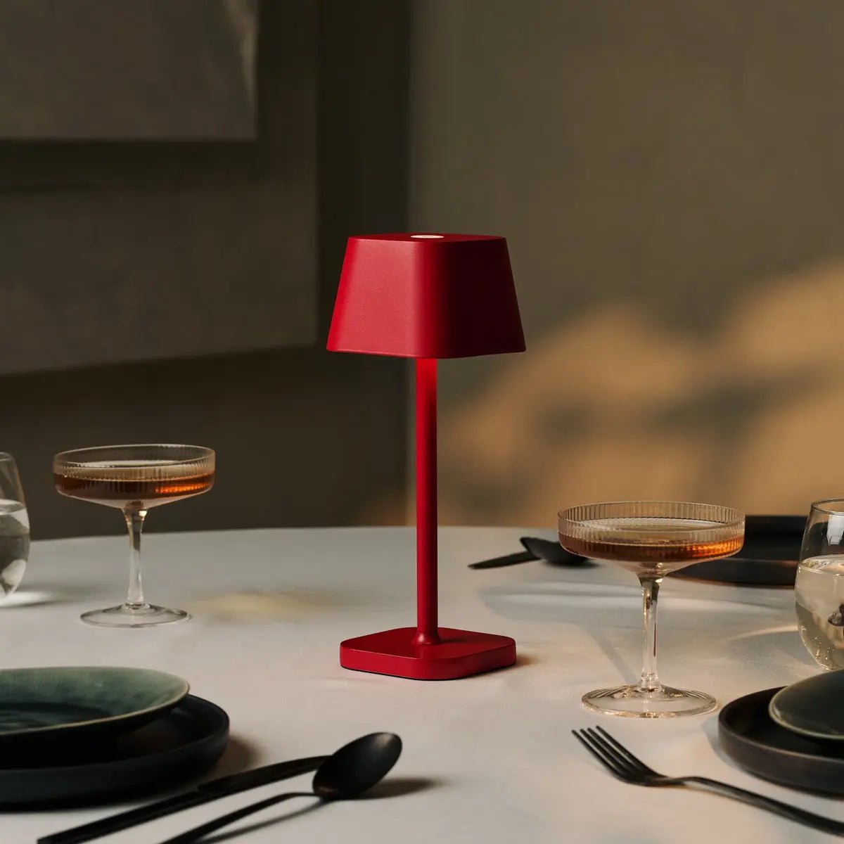 Ava Berry Red oplaadbare tafellamp | Stijlvol, draadloos lamp en dimbaar