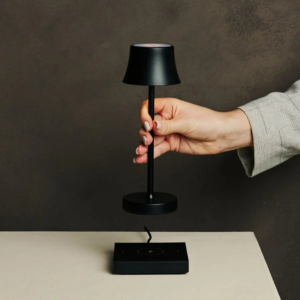 De pijp mini middernacht zwart oplaadbare tafellamp - draadloos opladen, dimbable lamp en 3 lichte kleuren