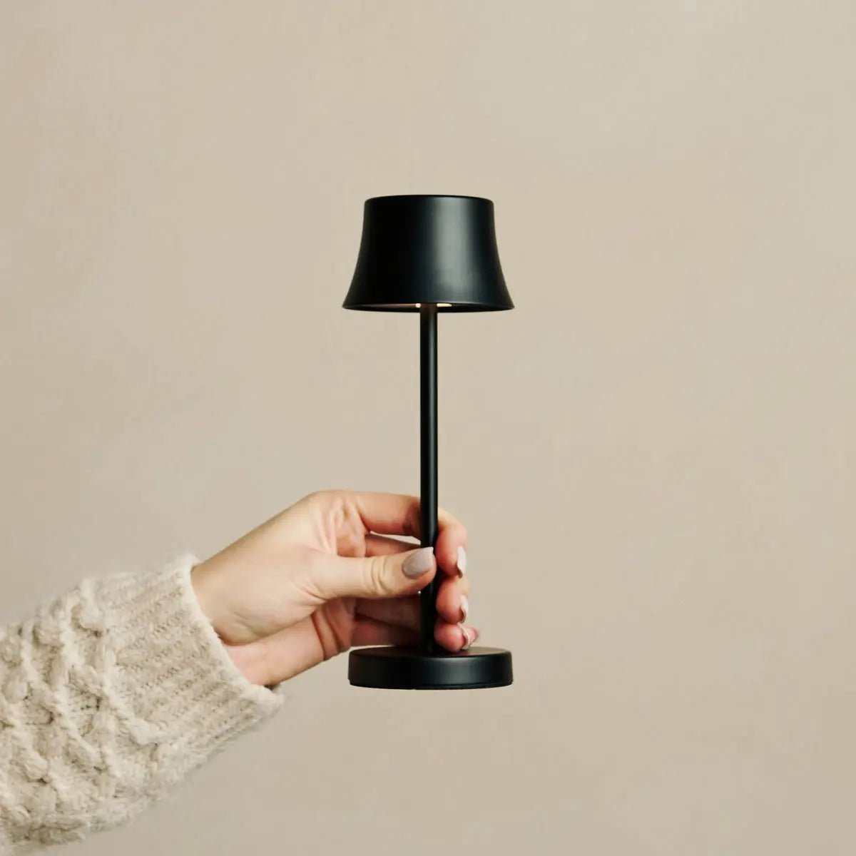 De pijp mini middernacht zwart oplaadbare tafellamp - draadloos opladen, dimbable lamp en 3 lichte kleuren