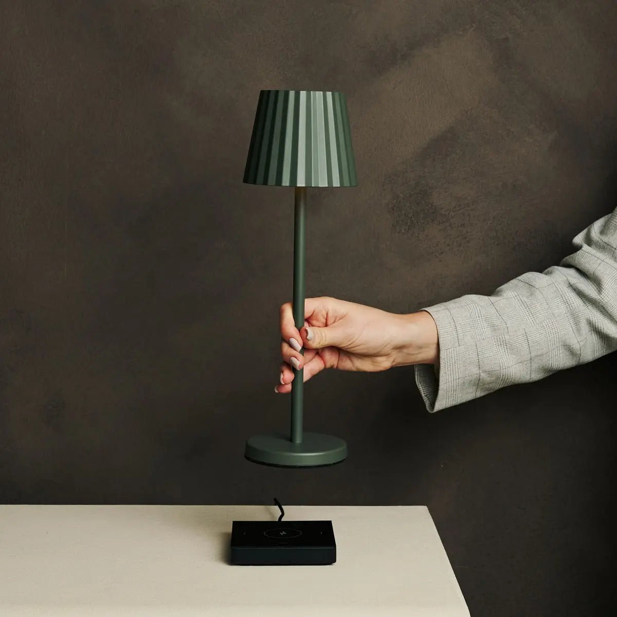 Maya olijfgroen geribbelde tafellamp gemaakt van ijzer - dimbare lamp en 3 lichtmodi, oplaadbaar via draadloos laadstation