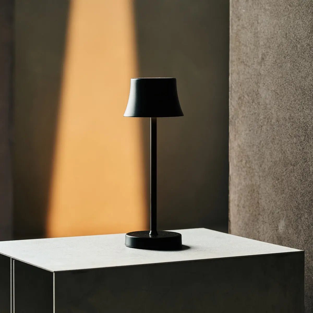 De pijp mini middernacht zwart oplaadbare tafellamp - draadloos opladen, dimbable lamp en 3 lichte kleuren