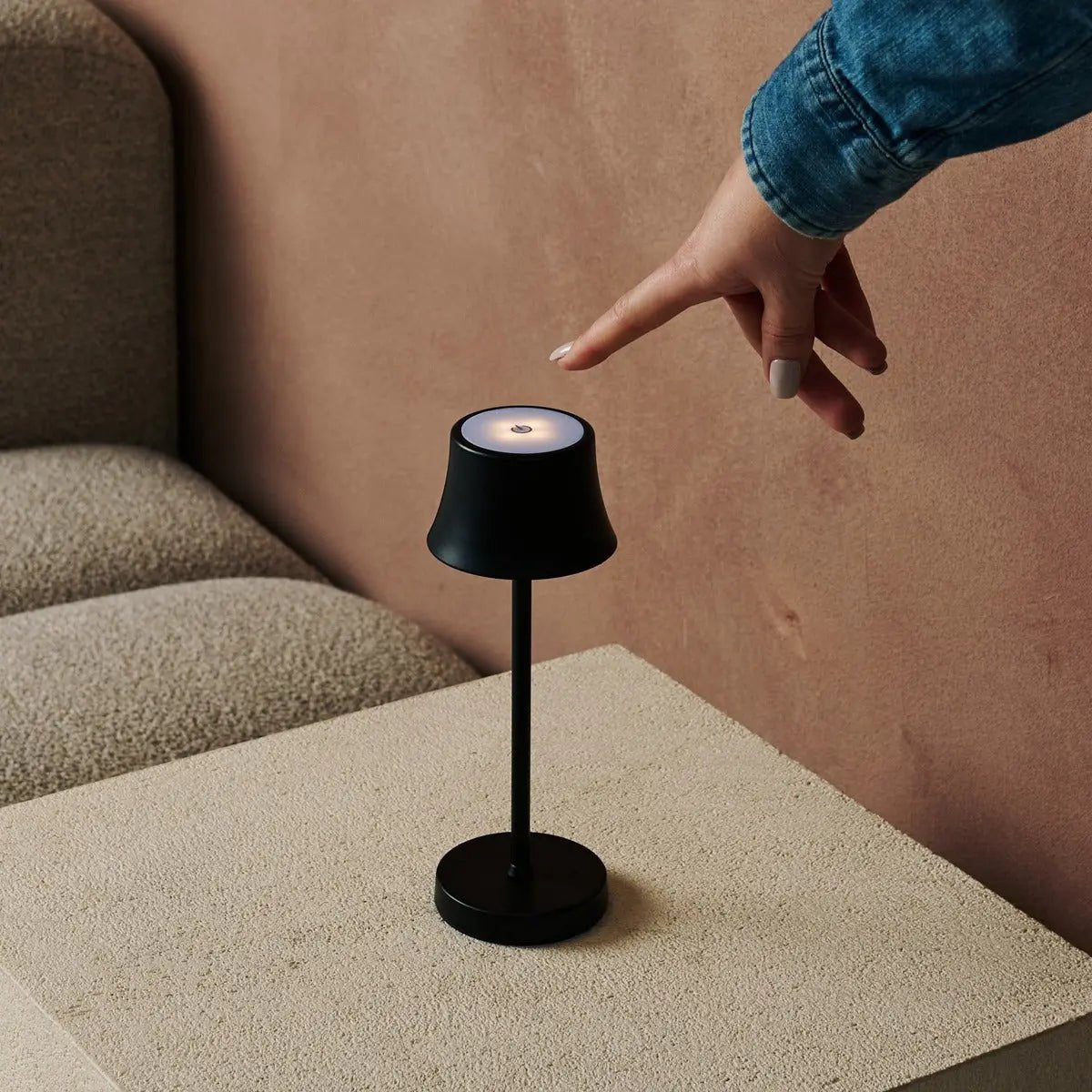 De pijp mini middernacht zwart oplaadbare tafellamp - draadloos opladen, dimbable lamp en 3 lichte kleuren