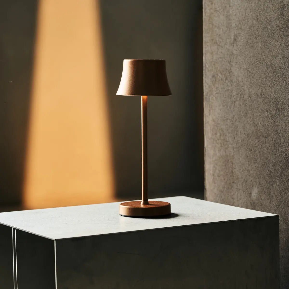 De Pijp Mini koper oplaadbare tafellamp - Draadloos opladen, dimbare lamp en 3 lichte kleuren