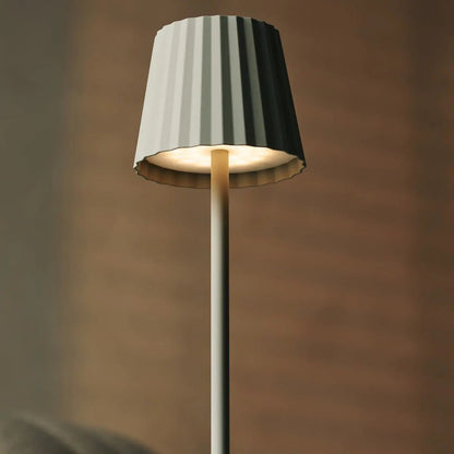 Maya Schaduw grijs geribbelde tafellamp gemaakt van ijzer - dimbare lamp en 3 lichtmodi, oplaadbaar via draadloos laadstation