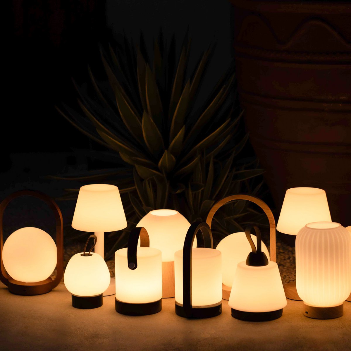 Lane Black draadloze wandlamp – Oplaadbare en dimbare lamp van natuurlijk hout