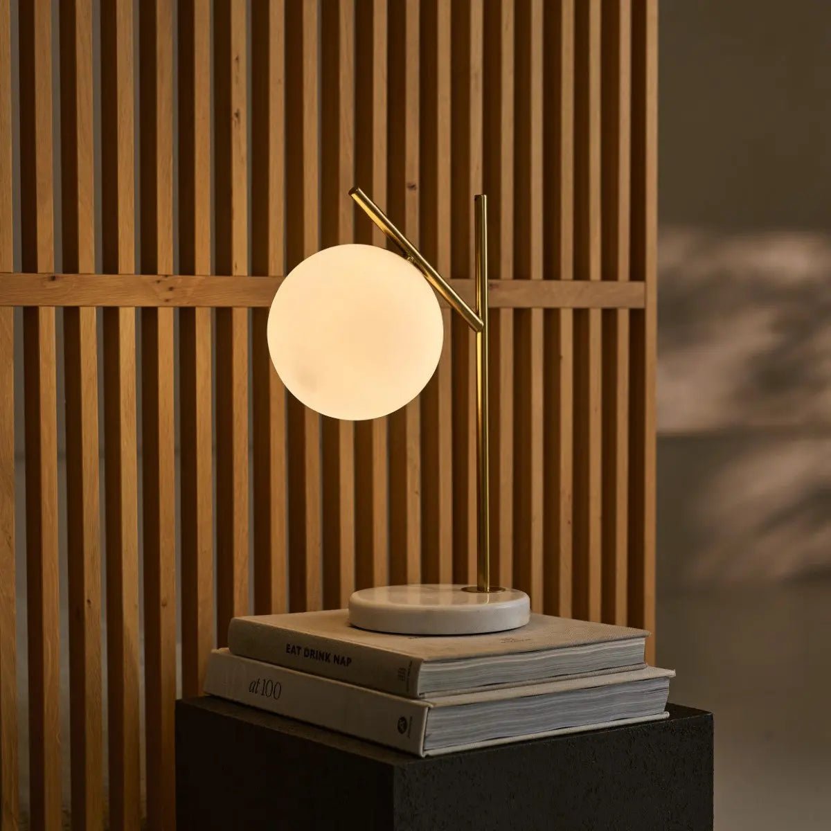 Madison Marmeren Lamp met Matglazen Bol – Elegante Tafellamp