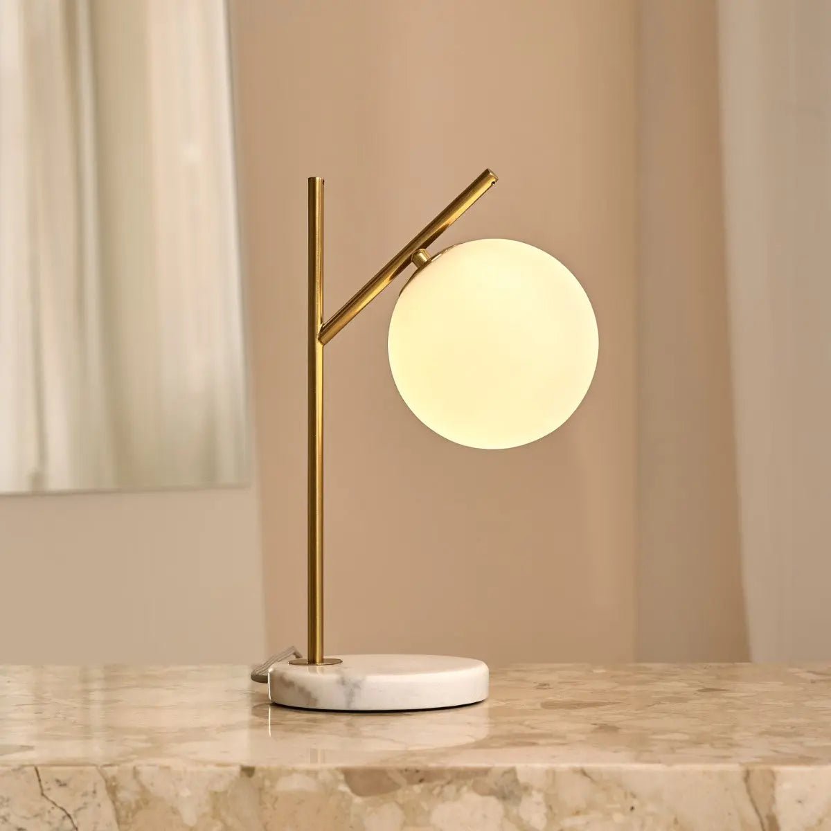 Madison Marmeren Lamp met Matglazen Bol – Elegante Tafellamp