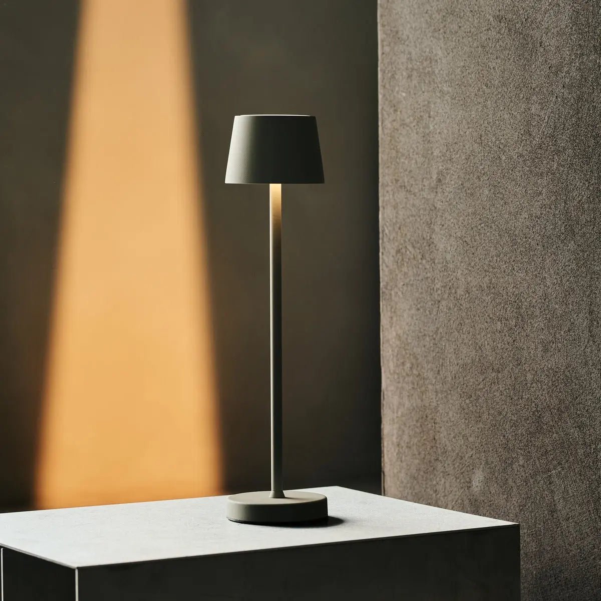 Vondel Mini Shadow Gray Oplaadbare en draadloze lamp - draadloos oplaadbaar via laadstation
