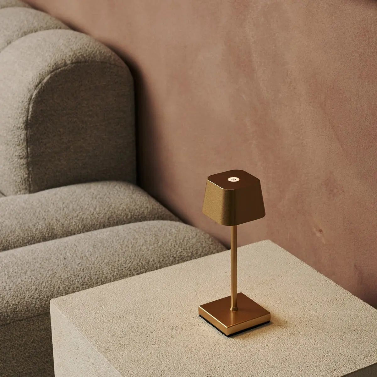 Sarphati Mini Gold draadloze tafellamp - draadloos oplaadbaar via laadstation, dimbare lamp en 3 lichtmodi