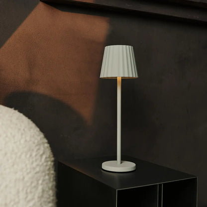 Maya Schaduw grijs geribbelde tafellamp gemaakt van ijzer - dimbare lamp en 3 lichtmodi, oplaadbaar via draadloos laadstation