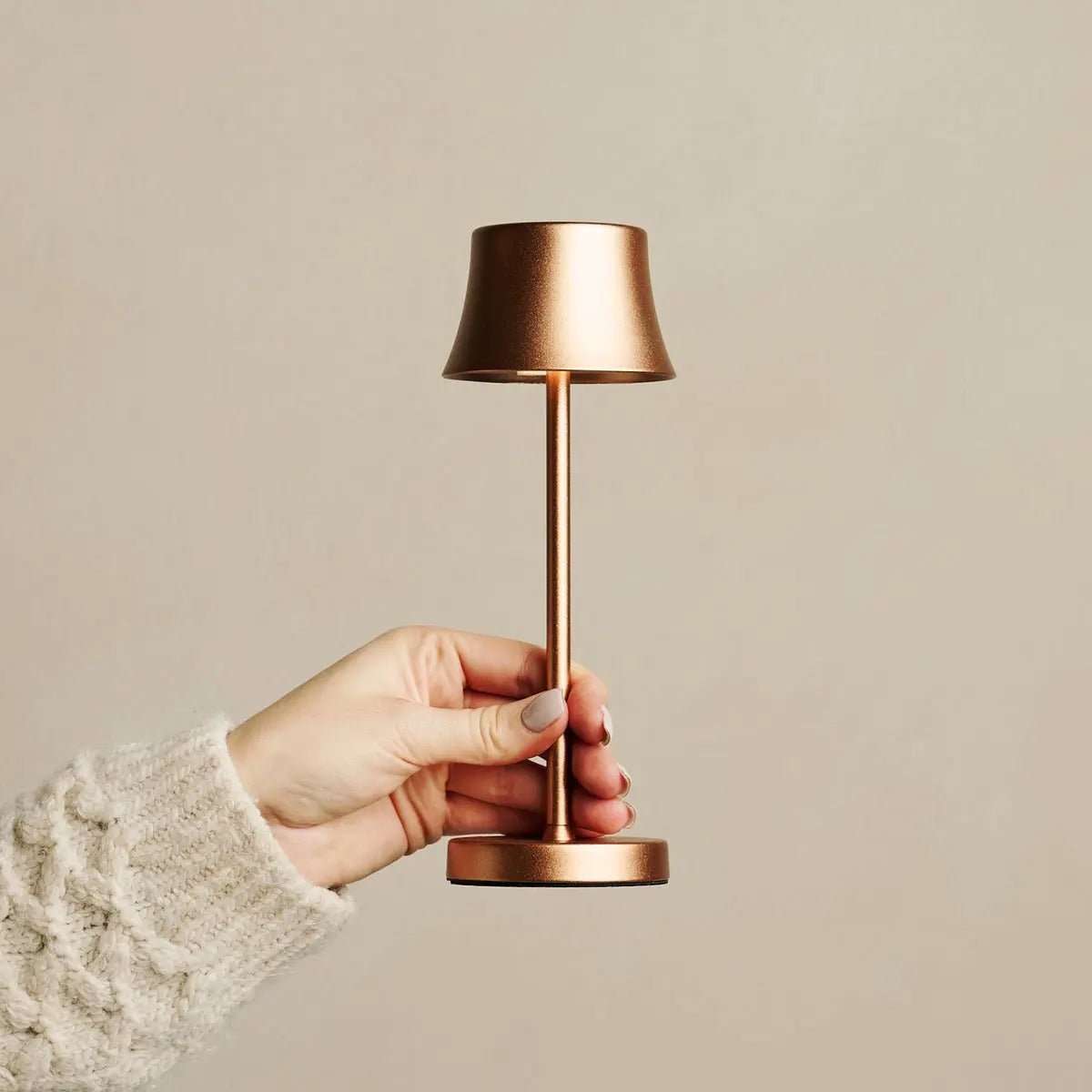 De Pijp Mini koper oplaadbare tafellamp - Draadloos opladen, dimbare lamp en 3 lichte kleuren
