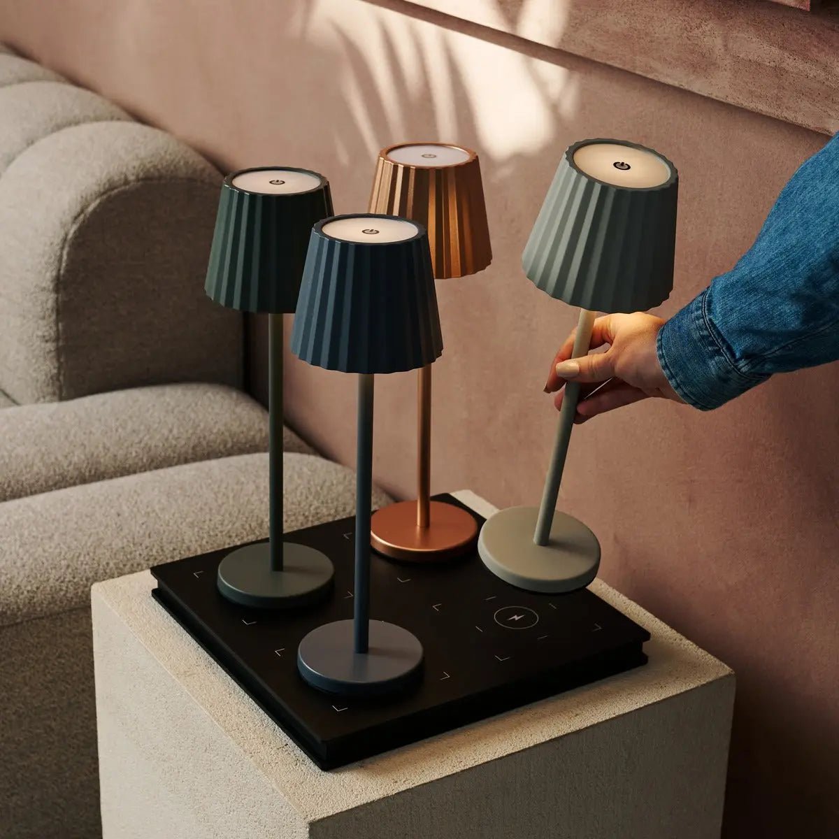 Maya stenen grijs geribbelde tafellamp gemaakt van ijzer - dimbare lamp en 3 lichtmodi, oplaadbaar via draadloos laadstation