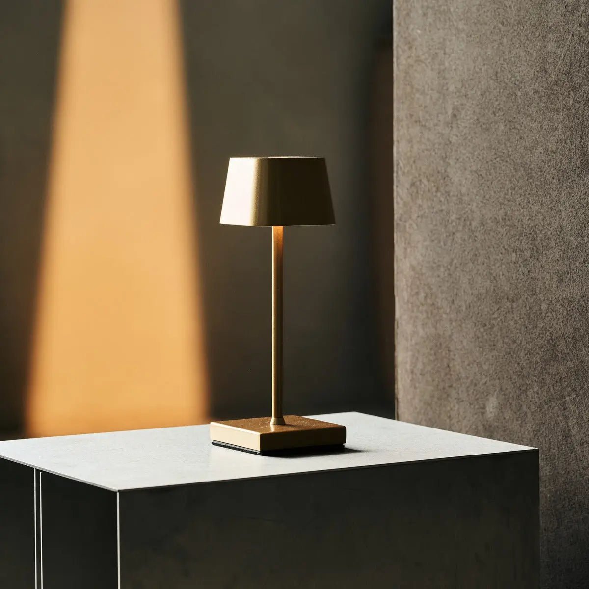 Sarphati Mini Gold draadloze tafellamp - draadloos oplaadbaar via laadstation, dimbare lamp en 3 lichtmodi
