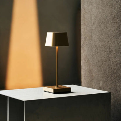 Sarphati Mini Gold draadloze tafellamp - draadloos oplaadbaar via laadstation, dimbare lamp en 3 lichtmodi