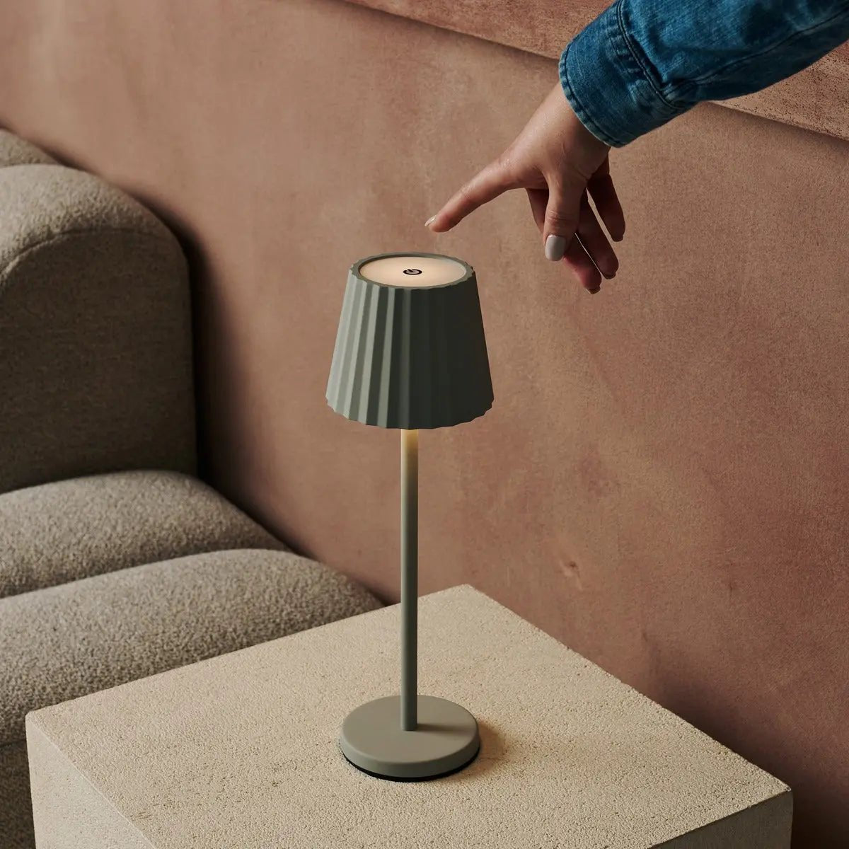 Maya Schaduw grijs geribbelde tafellamp gemaakt van ijzer - dimbare lamp en 3 lichtmodi, oplaadbaar via draadloos laadstation