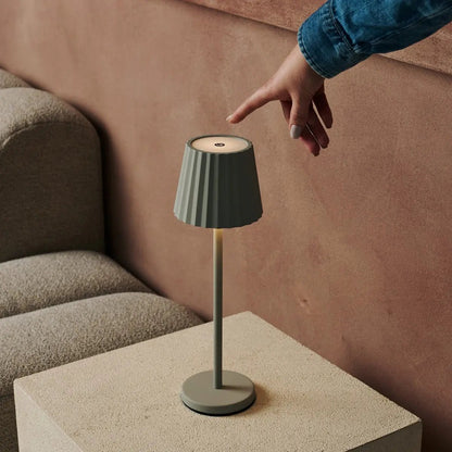 Maya Schaduw grijs geribbelde tafellamp gemaakt van ijzer - dimbare lamp en 3 lichtmodi, oplaadbaar via draadloos laadstation