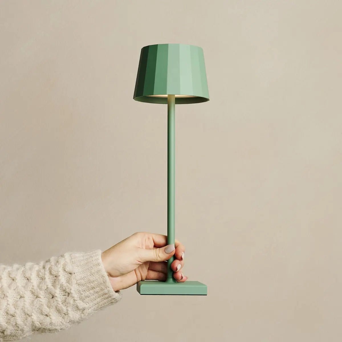 Wouter salie groen oplaadbare tafellamp-draadloos opladen, dimable, 120 uur batterijduur
