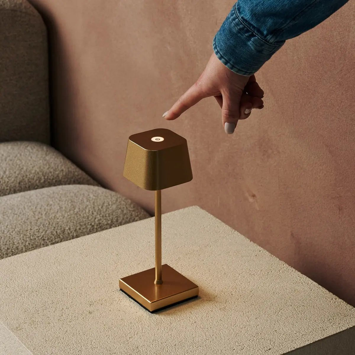 Sarphati Mini Gold draadloze tafellamp - draadloos oplaadbaar via laadstation, dimbare lamp en 3 lichtmodi