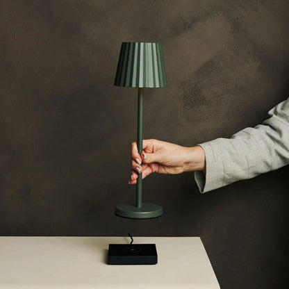 Maya olijfgroen geribbelde tafellamp gemaakt van ijzer - dimbare lamp en 3 lichtmodi, oplaadbaar via draadloos laadstation