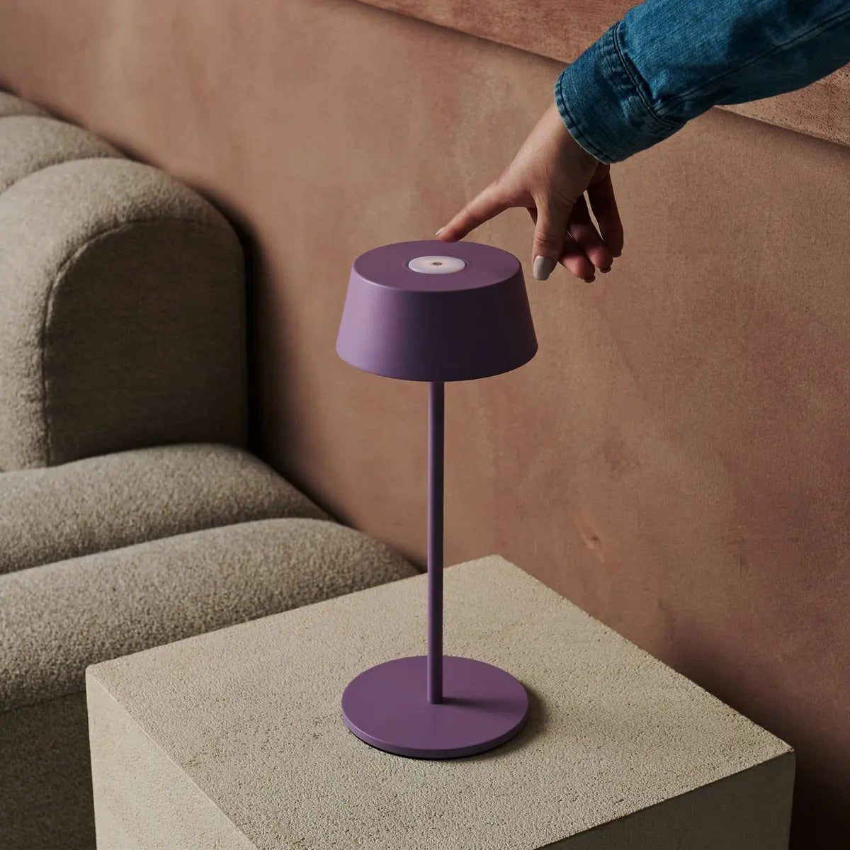 Hugo Violet Lila Oplaadbare tafellamp - Stijlvol, dimbare lamp & draadloos