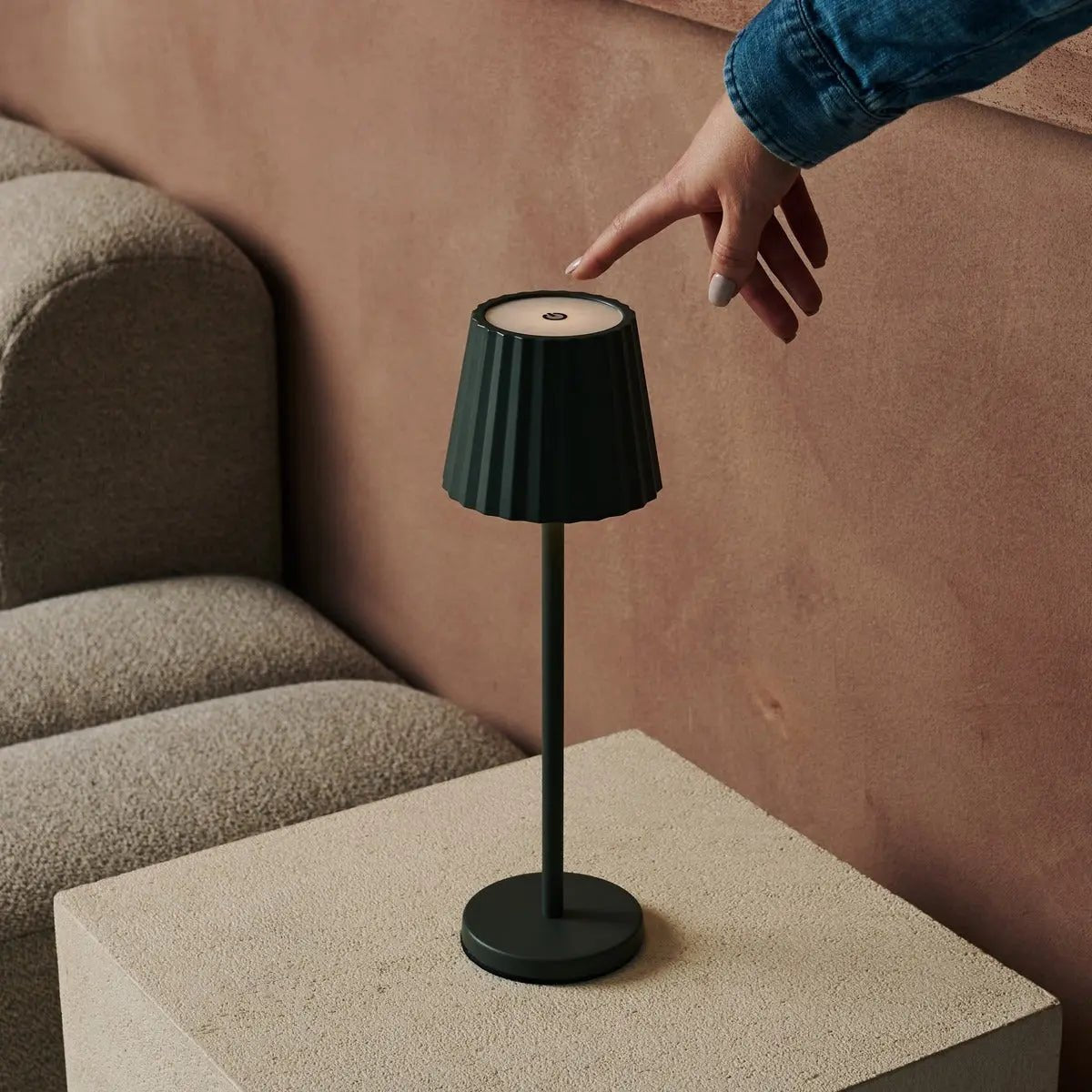 Maya olijfgroen geribbelde tafellamp gemaakt van ijzer - dimbare lamp en 3 lichtmodi, oplaadbaar via draadloos laadstation