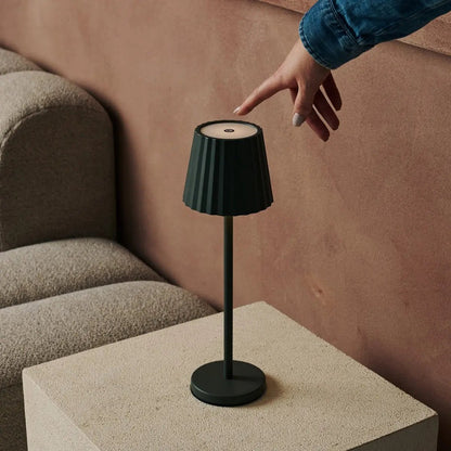 Maya olijfgroen geribbelde tafellamp gemaakt van ijzer - dimbare lamp en 3 lichtmodi, oplaadbaar via draadloos laadstation